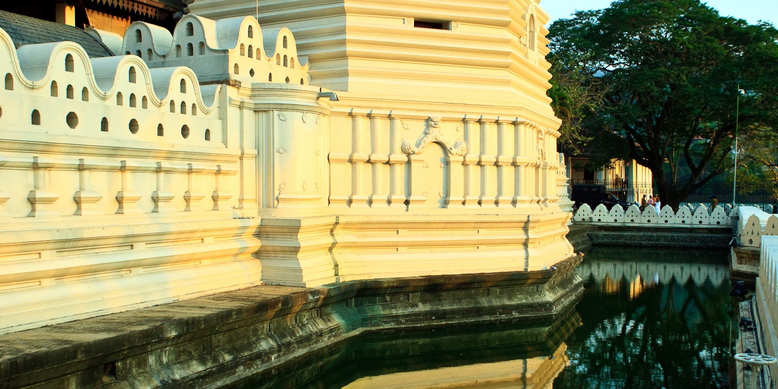Instyle Touristik – Sri Lanka – ©SriLankanTourismBoard – Im Glanz von Prestige und ParadiesTemple of Tooth relic (Dalanda Maligawa) 02