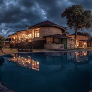 Instyle Touristik – ©FinestTravelAfrica – The Iconic – Kenia Big 5 Safari & Mombasa StrandPoolAndCOmmonArea_evening_16x9_Compressed (1)