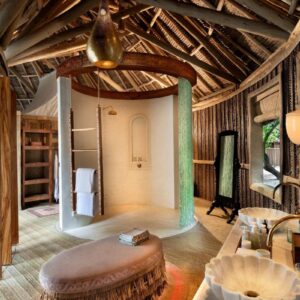 Instyle Touristik – Zanzibar für Feinschmecker – copyright GoVacBlack zanzibar-mnemba-island-banda-bathroom_1