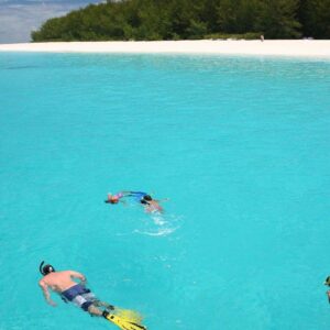 Instyle Touristik – Zanzibar für Feinschmecker – copyright GoVacBlack zanzibar-mnemba-island-experience-snorkelling-kids-and-family-in-the-water-5-collections-3000w