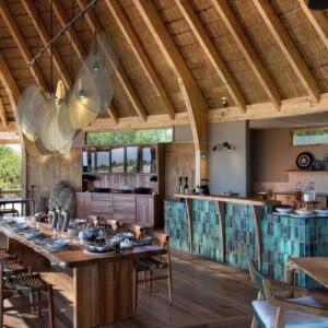 InstyleTouristik_FlugsafariWüstezumDelta_copyright GoVacBlackTawana Dining Area