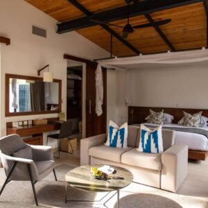 InstyleTouristik_RuandaGorillaSafari-luxury_copyright GoVacBlackPool Villa interior sunset lighting