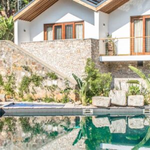 InstyleTouristik_RuandaGorillaSafari-luxury_copyright GoVacBlackThe Retreat Salt Water pool hot tub and diving rocks