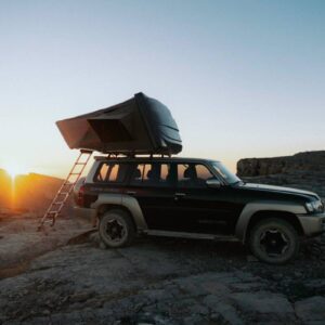 InstyleTouristik_jebel-shams-rooftop-tent-car-sun-2_copyrightSilentSands