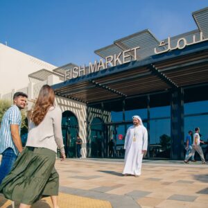 InstyleTouristik_Discover the local date market and fish market with an Emirati DCT-09162022–2 copy_copyrightAbuDhabiTourism