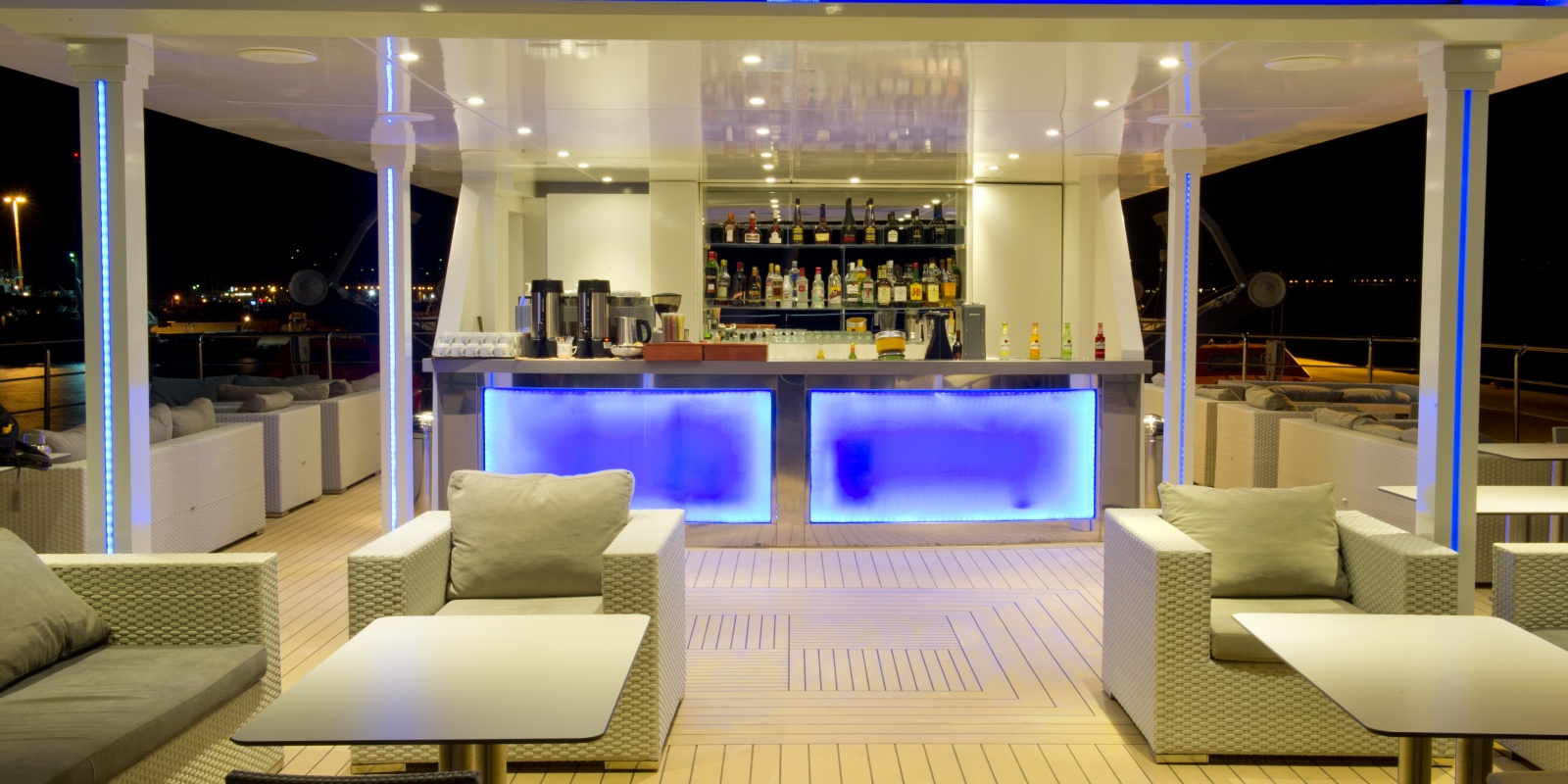 skaliert.Voyager sun deck bar