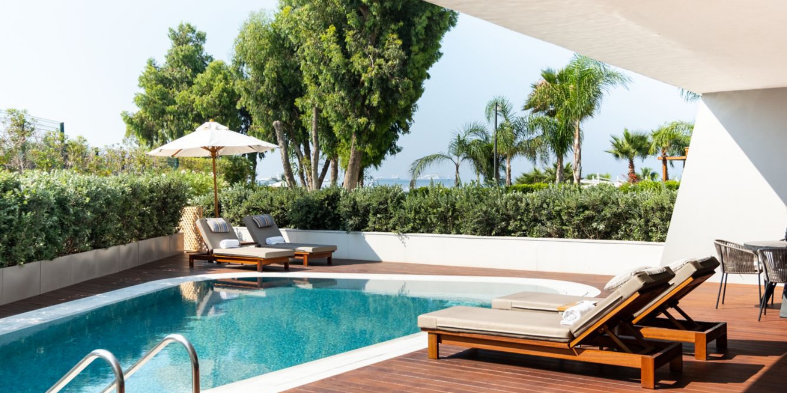 skaliert.lc-pfomd--villa-outdoor-pool-38182_Classic-Hor